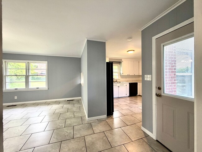 Building Photo - Beautifully Updated!
