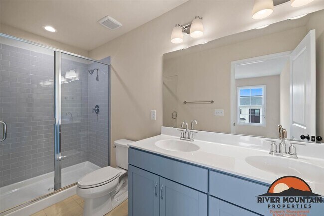 Building Photo - Charming Townhome with Garage and Bonus Room