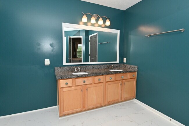 Building Photo - Spacious 4-Bedroom Haven with 2.5 Baths and Nearly 3,000 Sq Ft of Comfort in Indianapolis!