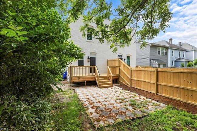 Building Photo - 410 W 29th St