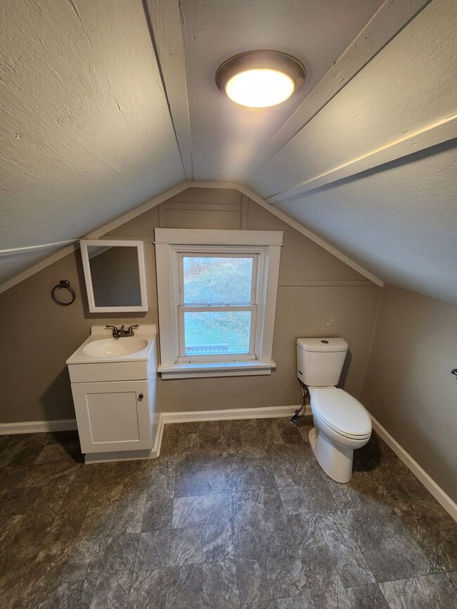 Building Photo - Newly Remodeled 6 Bedroom 1.5 Bath - Willi...