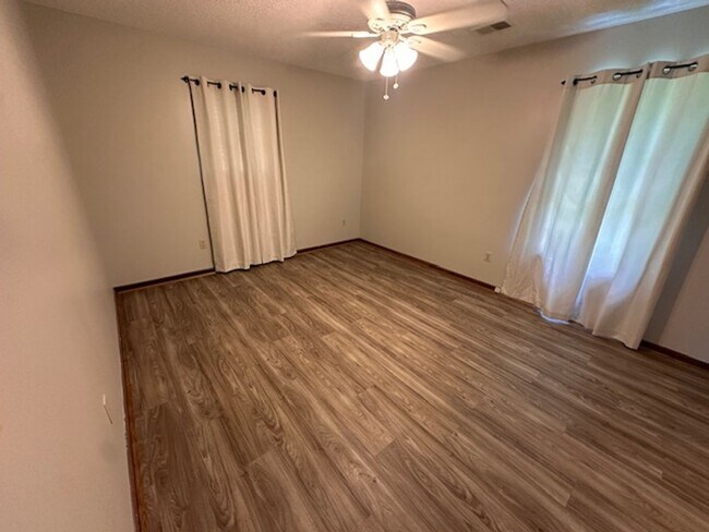 Building Photo - GREAT LOCATION  to DOWNTOWN AND CAMPUS