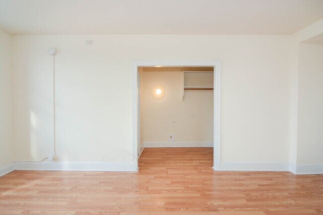 Building Photo - 3335 W Diversey Ave