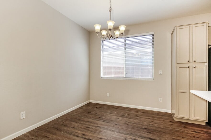 Building Photo - 7909 S 73rd Ln
