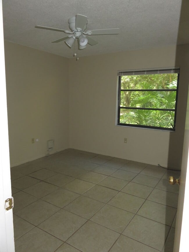 Building Photo - Open and bright 2/2 with garage