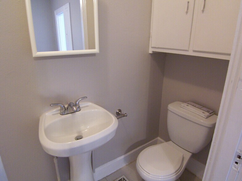 Building Photo - 1 Bed/1 Bath - Unit 6
