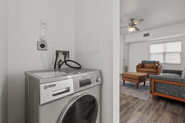 Building Photo - 911 W 22nd St