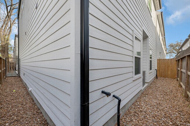 Building Photo - 804 Woodcrest Dr