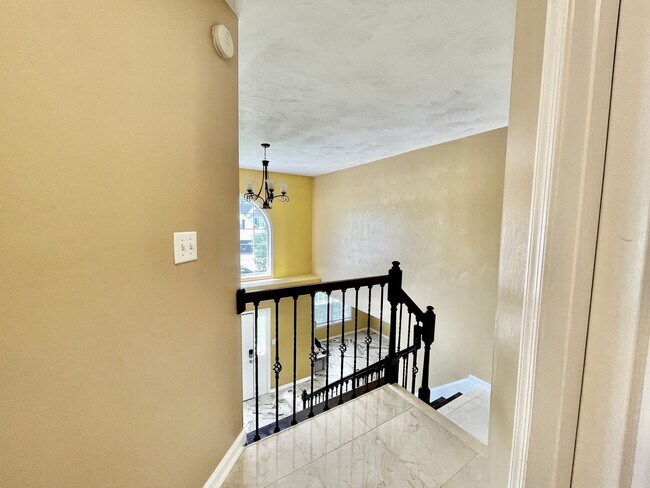 Building Photo - Beautiful large Castleton home