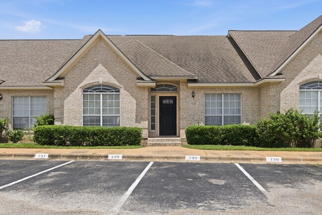 Building Photo - Remodeled 3 Bed Townhome