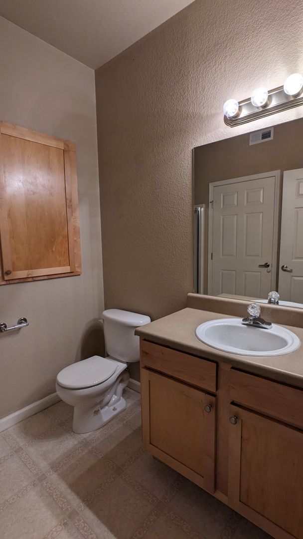 Building Photo - TWO BEDROOM/TWO BATHROOM CONDO WITH AMENITIES IN GATED COMMUNITY!