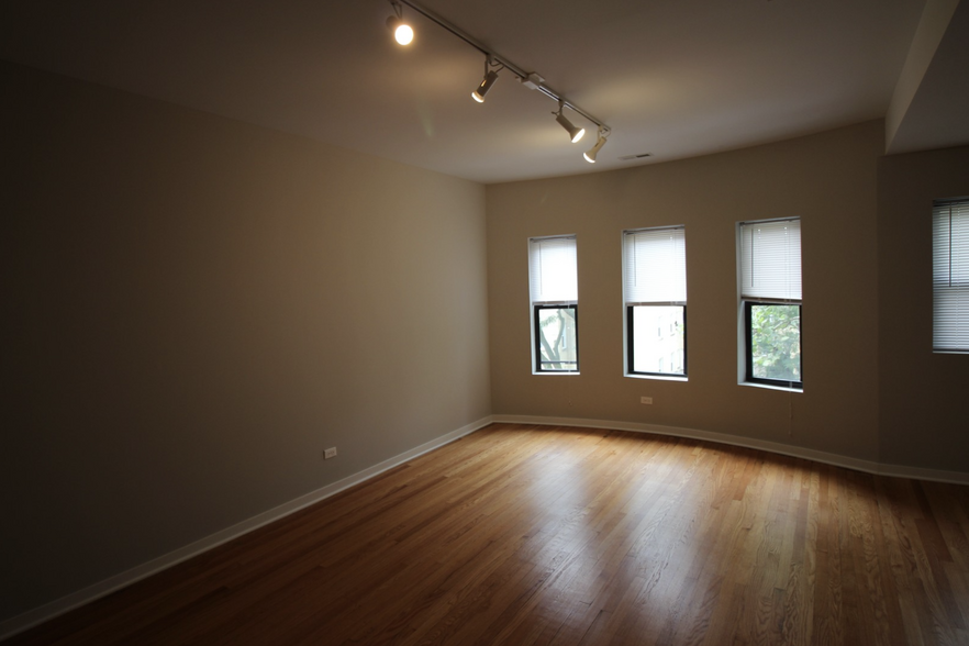 Building Photo - 6447 N Claremont Ave