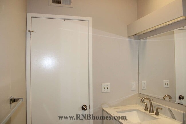 Building Photo - 4757 River College Dr