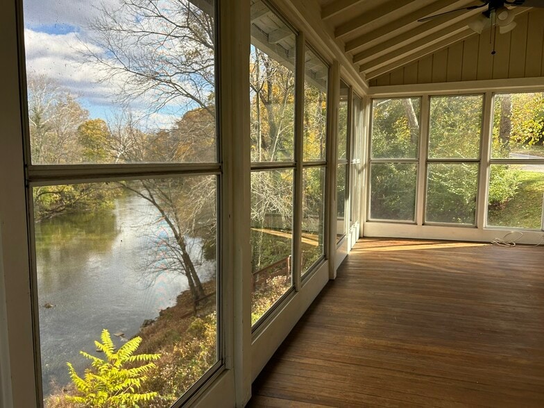 Sunroom with views of the creek - 2071 Tulpehocken Rd