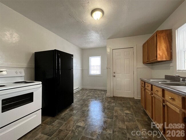 Building Photo - 203 Circle Dr