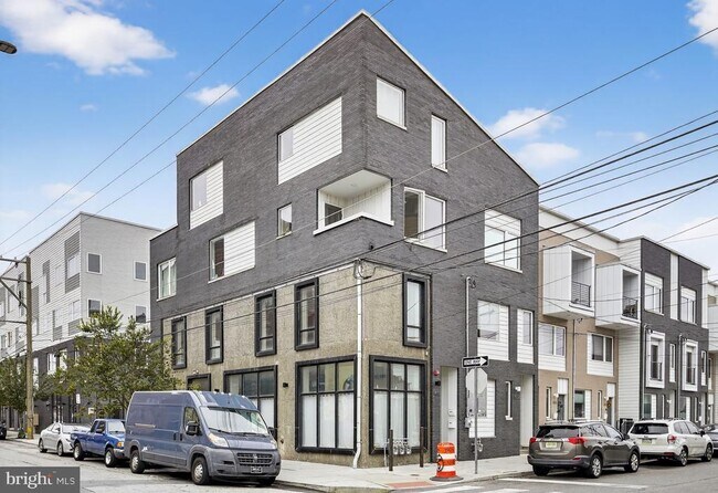 Building Photo - 1659 N Randolph St