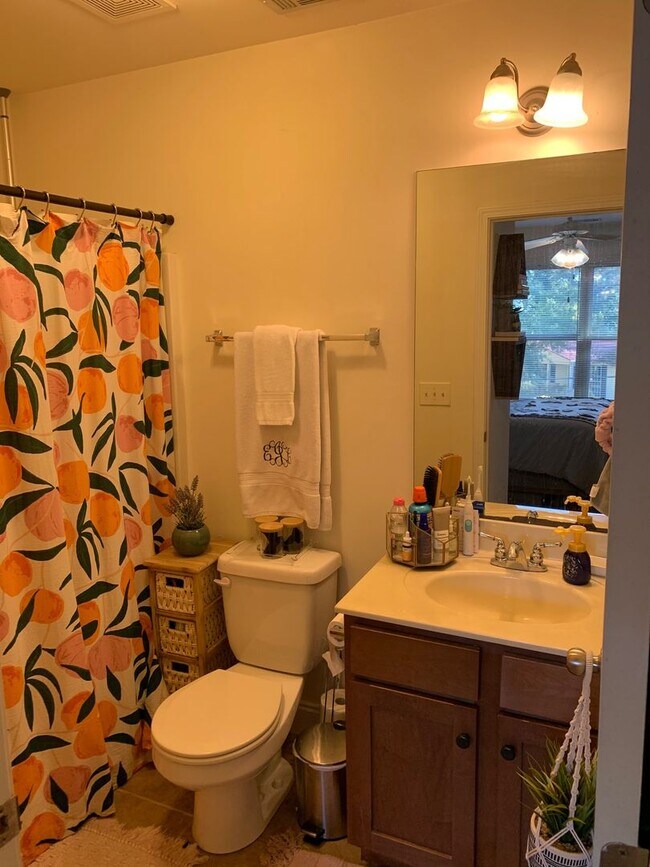Building Photo - Four Bedroom Near Downtown Available for P...