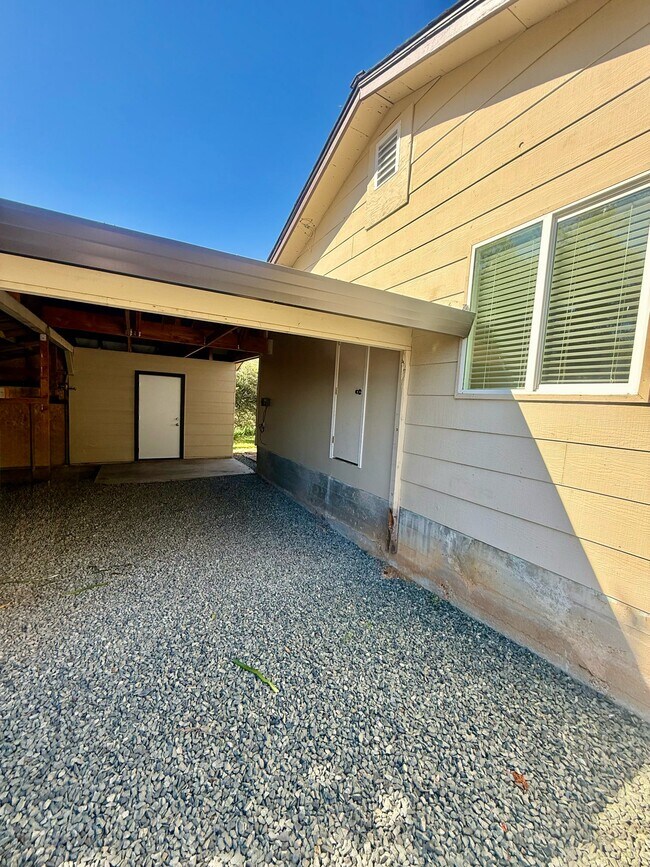 Building Photo - 240 Scholtz Ave