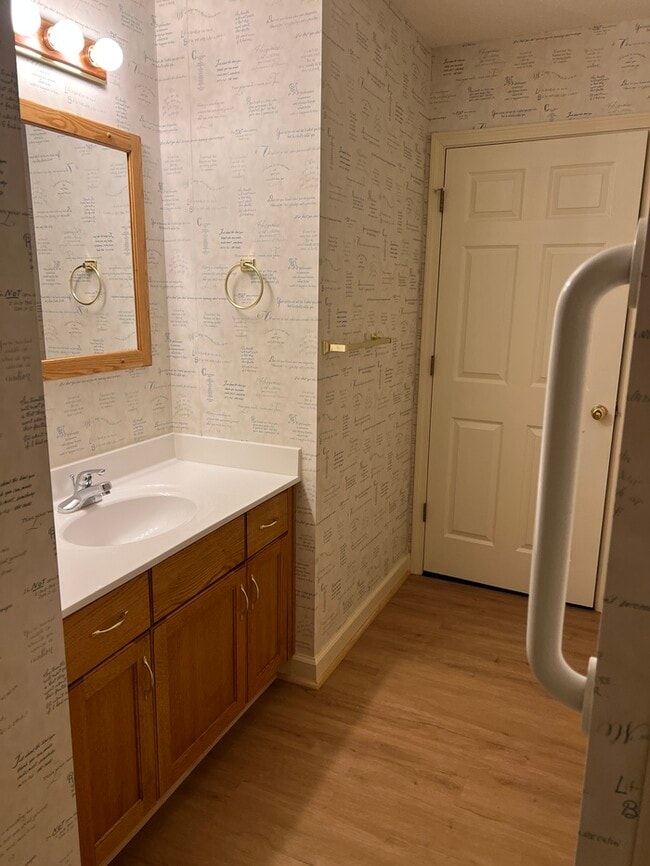 Building Photo - 303 Lake Pointe Dr