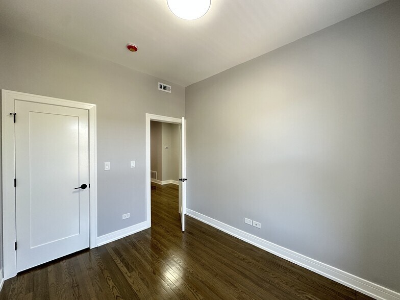 Building Photo - 3840 N Wilton Ave