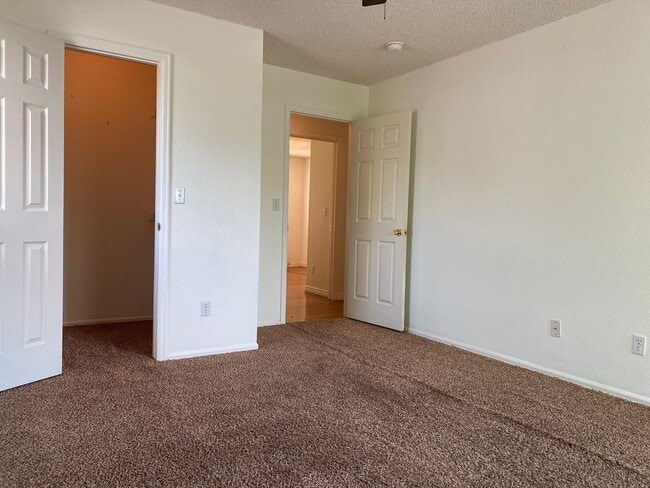 Building Photo - Wonderfully updated and maintained 3 bedro...