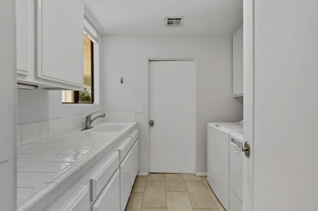 Building Photo - 47 Cornell Dr