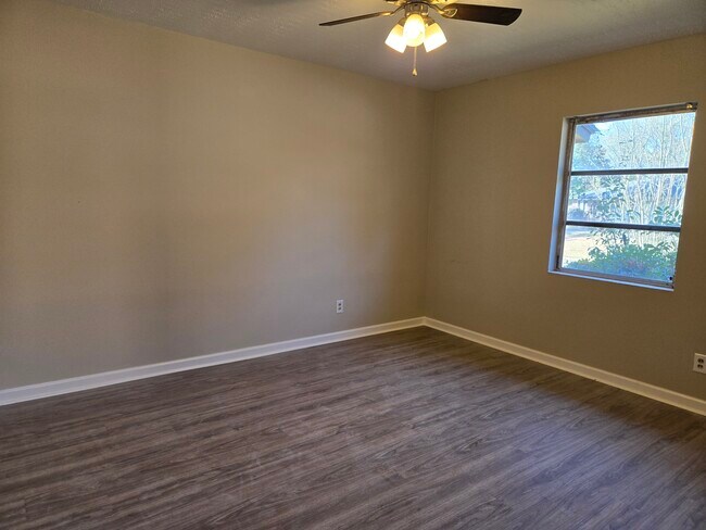 Building Photo - 2015 Fernwood Cir