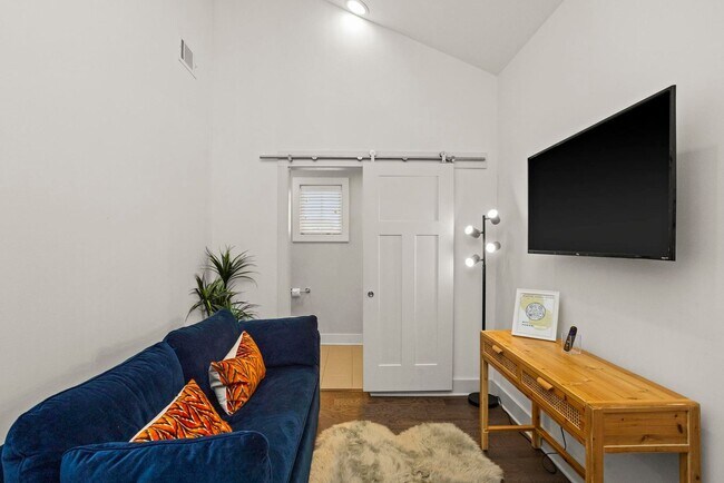 Building Photo - 4 BEDROOM, 5 BATH, 2-CAR GARAGE-