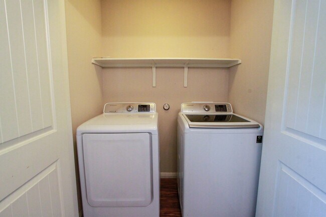 Building Photo - 3 Bedroom, 2.5 Bath Home in East Austin's ...