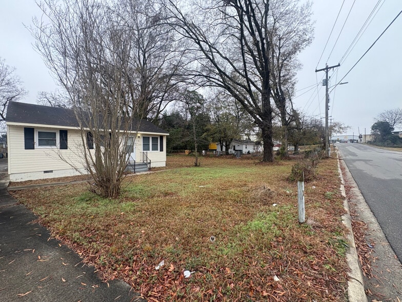 Building Photo - 609 W Holly St