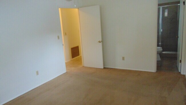 Building Photo - 811 Heritage Cir