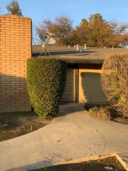 Building Photo - 450 S Argyle Ave
