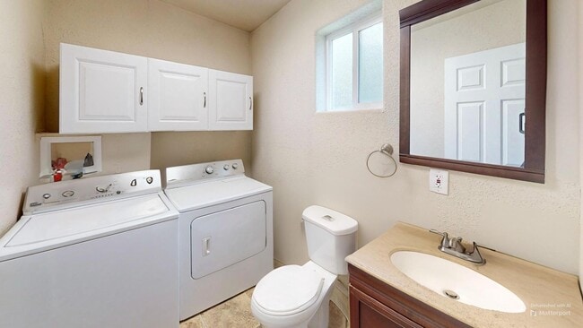 Building Photo - 3 Bedroom Home in North Pole with Garage!!