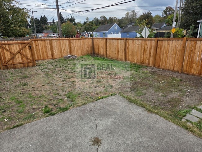 Building Photo - Check out this beautiful 4 bedroom, 2 bath...