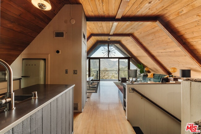 Building Photo - 6894 Pacific View Dr