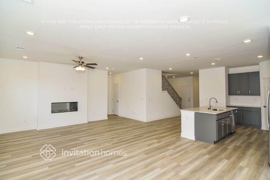 Building Photo - 195 E Millbrook Dr