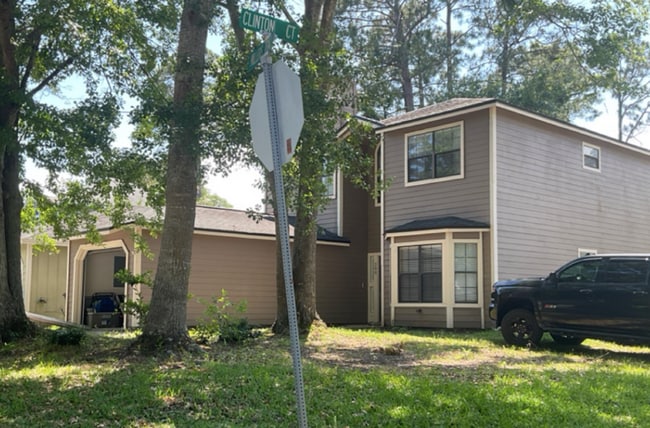 Building Photo - 3 Bed 2.5  Bath TWO Story Home