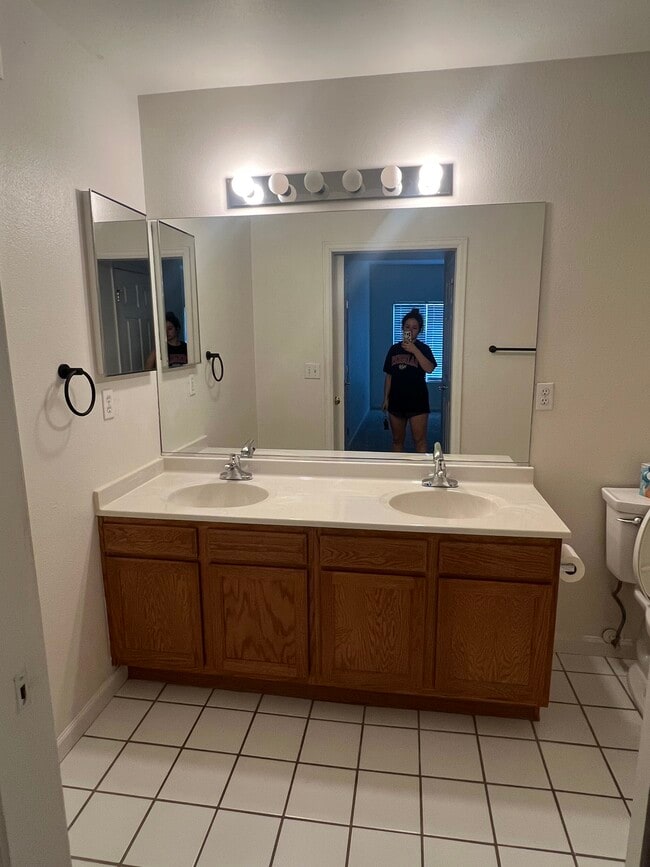 Building Photo - 5427 S Dover St