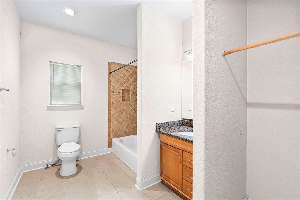 Building Photo - 716 W 35th St