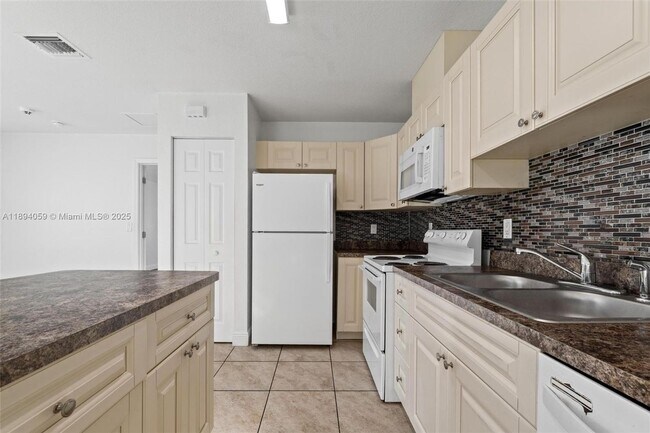 Building Photo - 6035 SW 40th Ct