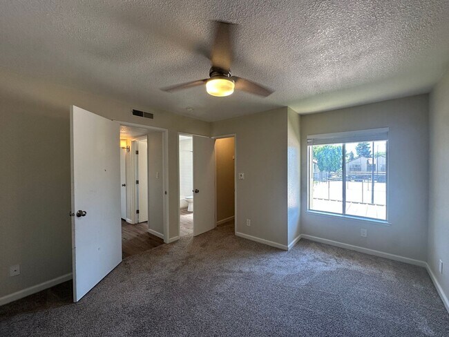 Building Photo - 3701 Colonial Dr