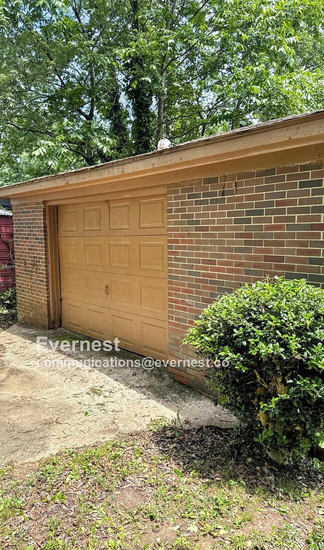 Building Photo - Spacious 3 Bed, 2 Bath Home with Fenced Yard and Detached Garage!