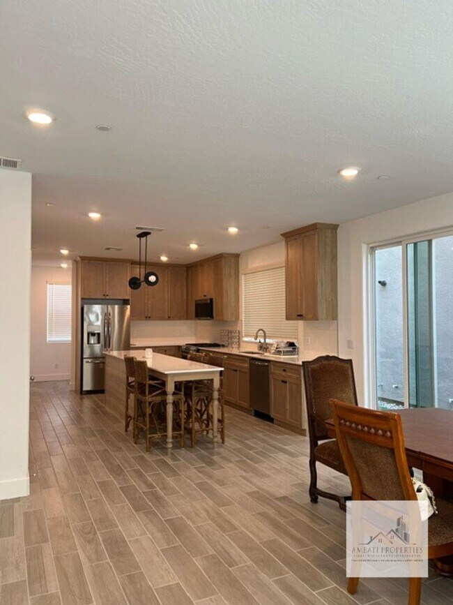 Building Photo - 2710 E Tamarind Dr