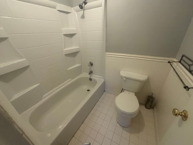 Building Photo - Room in Townhome on Sandy Creek Dr