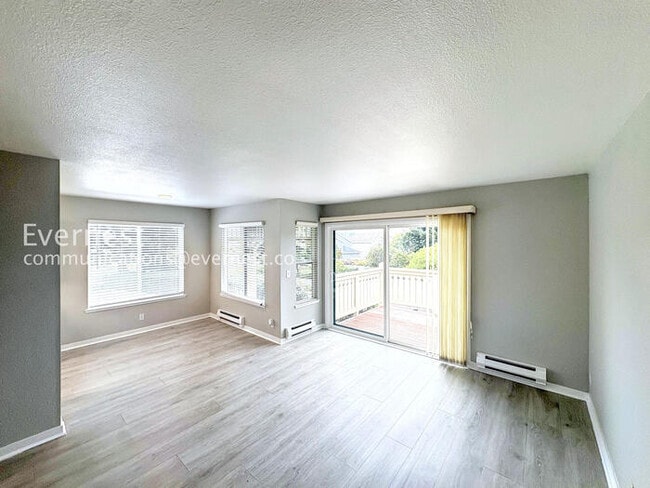 Building Photo - 12 Lakeshore Ct