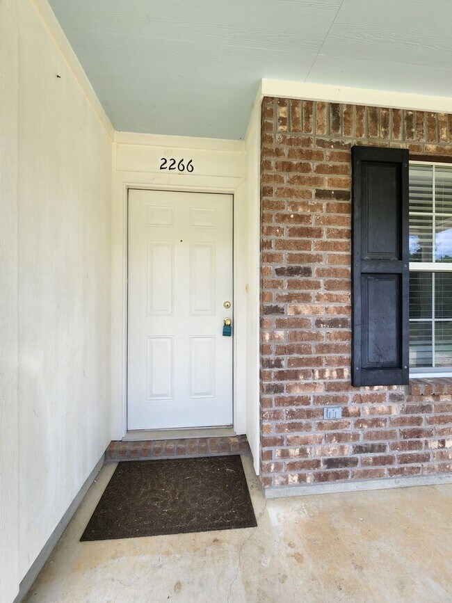 Building Photo - 3 bedroom 2 bath brick home