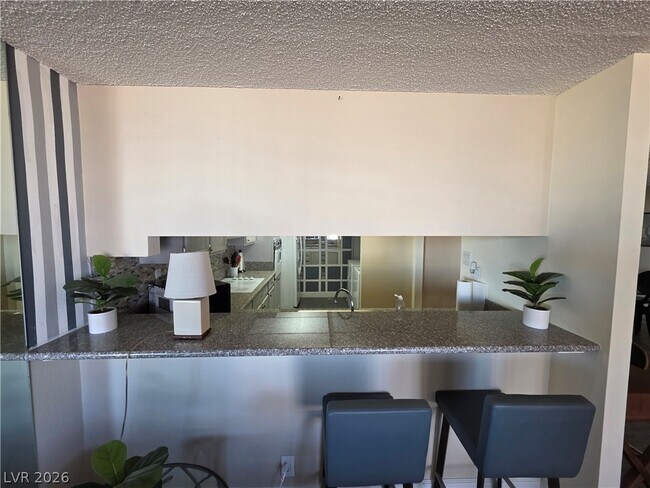 Building Photo - 750 S Royal Crest Cir