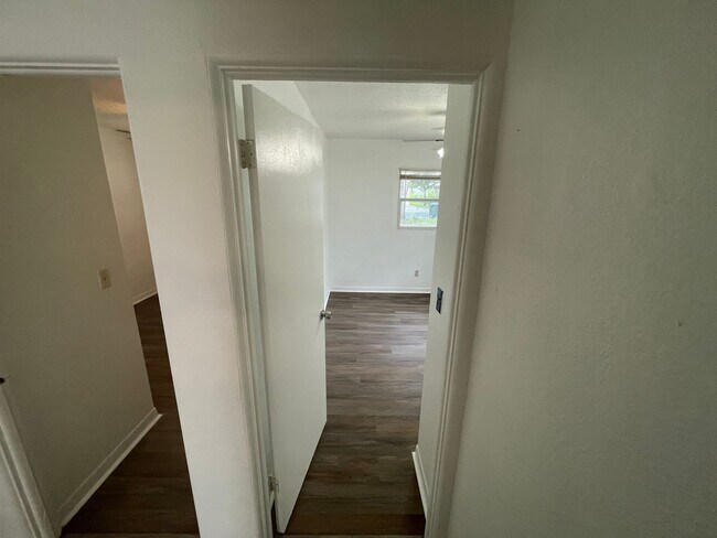 Building Photo - Charming 3-Bedroom Home with 1 Bath and 1-...