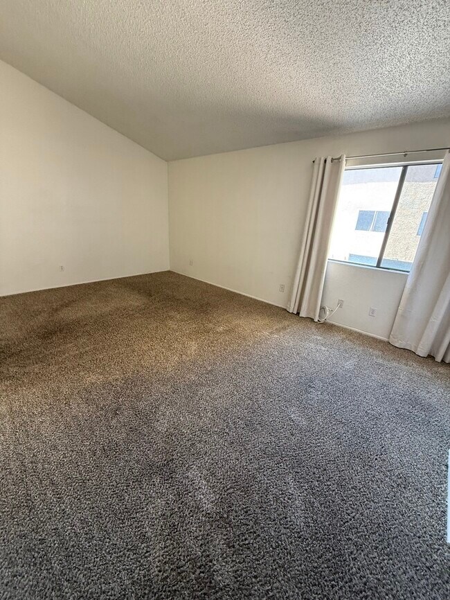 Building Photo - Town Home For Rent