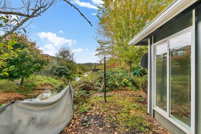 Building Photo - 1628-1628 Madras St SE